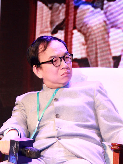 由中信书院主办的“2014中信书院前沿论坛”于11月15日在北京举办。论坛主题：《对话21世纪：回望与瞻顾》。上图为长江商学院副院长，金融学教授梅建平。(图片来源：新浪财经 刘海伟 摄)