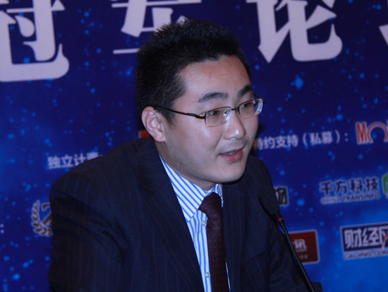 由《证券市场周刊》主办的第八届(2014)卖方分析师水晶球奖“年度颁奖盛典暨冠军论坛”于2014年11月16日在北京唐拉雅秀酒店隆重举行。上图为中信证券首席分析师（第八届水晶球奖军工行业第一名）高嵩。(图片来源：新浪财经 刘海伟 摄)