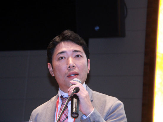 由《ECO-NOMY碳商》杂志主办的首届“国家绿色竞争力”论坛于11月20日在上海举办。上图为日本北九州驻上海经济事务所所长大浦太久马。（图片来源：新浪财经 刘海伟 摄）