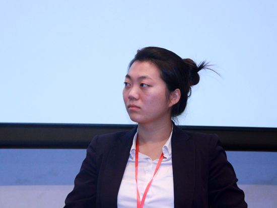 由《ECO-NOMY碳商》杂志主办的首届“国家绿色竞争力”论坛将于11月20日在上海举办。上图为德国汉堡环境保护促进协会（EPEA）事业发展协调员、《从摇篮到摇篮》作者Michael Braungart团队成员黄艾琳。图片来源：新浪财经 刘海伟 摄）