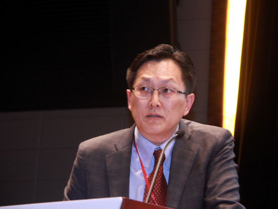 由《ECO-NOMY碳商》杂志主办的首届“国家绿色竞争力”论坛于11月20日在上海举办。上图为施耐德电气数字服务业务—能力中心经理 Joe Jon。（图片来源：新浪财经 刘海伟 摄）