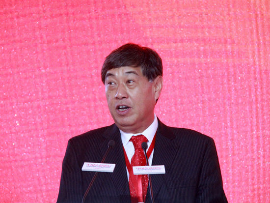 由中国国际友好联络会、财经杂志和集善嘉年华共同主办的“中国公益论坛”于2014年11月25日在北京举办。上图为财讯传媒集团董事局主席、《财经》杂志总编辑王波明。（图片来源：新浪财经 刘海伟 摄）