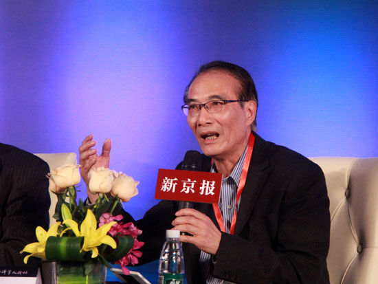 由新京报社主办的对话中国青年经济学人活动于2014年11月26日在北京五洲皇冠假日酒店举行。上图为国务院参事、经济学家、国家经济战略研究院院长夏斌。(图片来源：新浪财经 刘海伟 摄)
