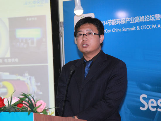 2014节能环保产业高峰论坛暨中国工业节能与清洁生产协会年会于11月27日-29日在北京召开。上图为青岛海尔电子空调有限公司高级研发经理祝建军。(图片来源：新浪财经 梁斌 摄)