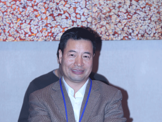 由《英才》杂志、新浪网、北京青年报共同主办“2014(第十四届)中国年度管理大会”于11月28日在北京举办。上图为鑫恒集团董事长杨毅。(图片来源：新浪财经)