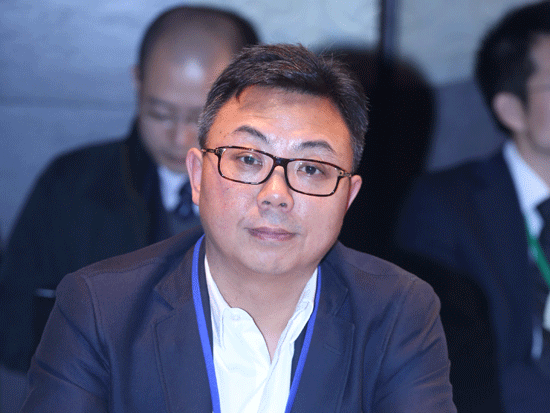 由《英才》杂志、新浪网、北京青年报共同主办“2014(第十四届)中国年度管理大会”于11月28日在北京举办。上图为华府置业董事长鄂俊宇。(图片来源：新浪财经)