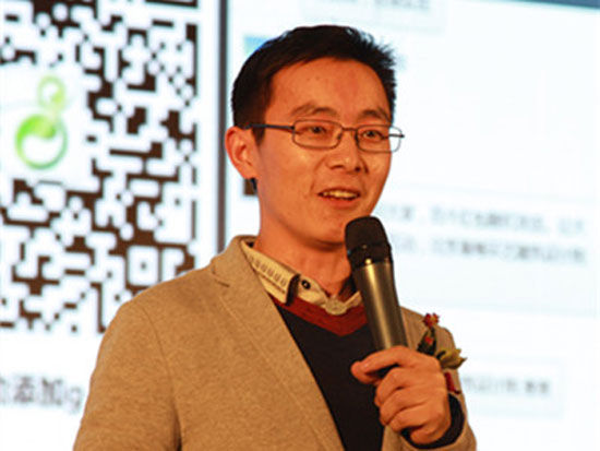 由对外经贸大学主办的“中国O2O高峰论坛”于2014年11月14日在北京举行。上图为星润科技董事长、O2O电商实战领军人物谭小平。(图片来源：新浪财经 梁斌 摄)