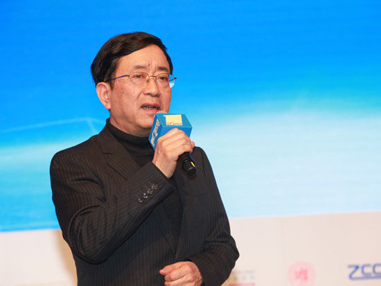 上海市浙江商会第九次会员大会暨2014“全球经济新常态与企业发展之道”高峰论坛于12月7日在上海举行。上图为艺术理论家、著名作家余秋雨。(图片来源：新浪财经 梁斌 摄)