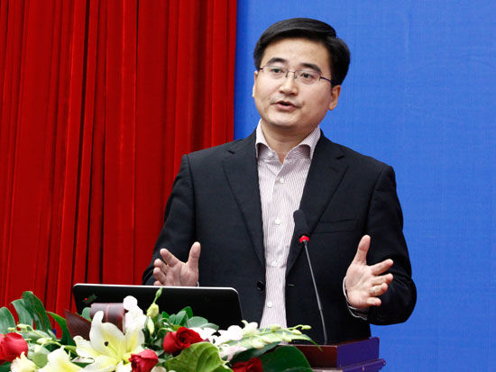 “中国国际高新技术成果交易会”的重要组成部分——“2014中国高新技术论坛”于11月16-18日在深圳会展中心举行。上图为比亚迪汽车销售有限公司副总经理李云飞。(图片来源：新浪财经 梁斌 摄)