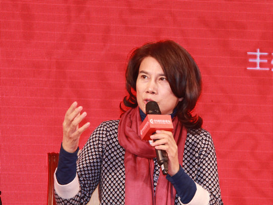 由中国经济周刊和国资委新闻中心共同举办的第十四届中国经济论坛于12月10日在北京举行。上图为格力集团董事长董明珠在《高端对话之中国企业的全球化战略》。(图片来源：新浪财经 刘海伟 摄)