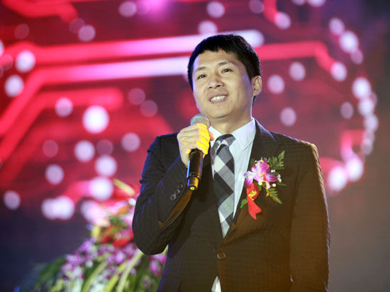 由学习型中国促进会主办的“第十五届学习型中国-世纪成功论坛”于2014年12月11日-13日在北京举办。上图为学习型中国论坛创始人、北京人间远景文化教育集团董事长刘景斓。(图片来源：新浪财经 梁斌 摄)