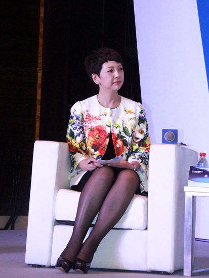 由中国国际友好联络会主办，《财经》杂志承办的“三亚·财经国际论坛”于2014年12月12日-14日在海南省三亚市召开。主题为：新经济 新平衡。上图为中央电视台主持人、达沃斯世界经济论坛“世界青年领袖”田薇。(图片来源：新浪财经 刘海伟 摄)