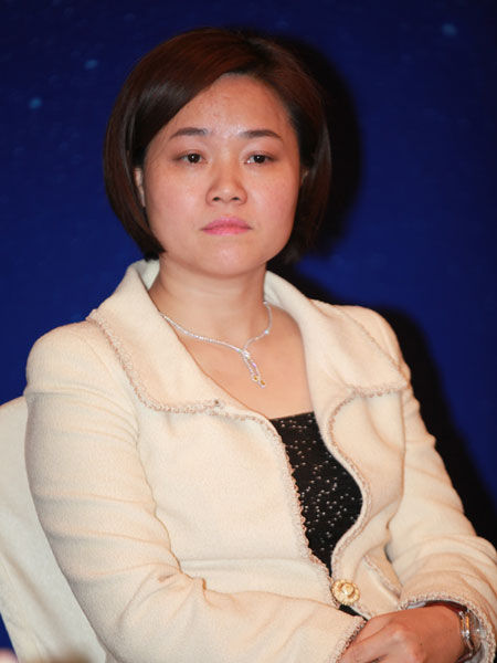 由《中国企业家》杂志社主办的“2014(第十三届)中国企业领袖年会”于12月12日-14日在北京举行。上图为国美控股集团总裁黄秀虹。(图片来源：新浪财经 梁斌 摄)