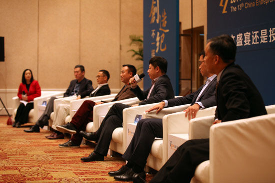 由《中国企业家》杂志社主办的“2014(第十三届)中国企业领袖年会”于12月12日-14日在北京举行。上图为尖峰对话：资本盛宴还是产业泡沫。(图片来源：新浪财经 梁斌 摄)