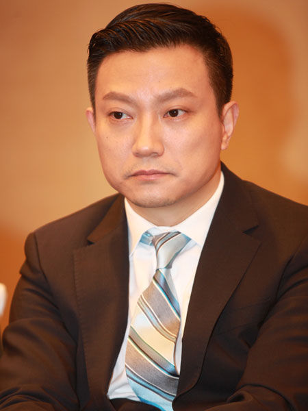 由《中国企业家》杂志社主办的“2014(第十三届)中国企业领袖年会”于12月12日-14日在北京举行。上图为爱康国宾健康管理集团董事长兼CEO张黎刚。(图片来源：新浪财经 梁斌 摄)