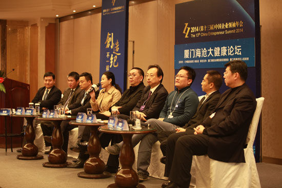 由《中国企业家》杂志社主办的“2014(第十三届)中国企业领袖年会”于12月12日-14日在北京举行。上图为尖峰对话·厦门海沧大健康论坛：大健康布局 机遇与创新。(图片来源：新浪财经 梁斌 摄)