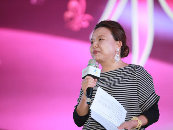 由《中国企业家》杂志社主办的“2014(第十三届)中国企业领袖年会”于12月12日-14日在北京举行。上图为北京东方园林公司董事长何巧女。(图片来源：新浪财经 梁斌 摄)