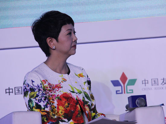 图为中央电视台优秀主持人田薇。（图片来源：新浪财经 骆霄 摄）