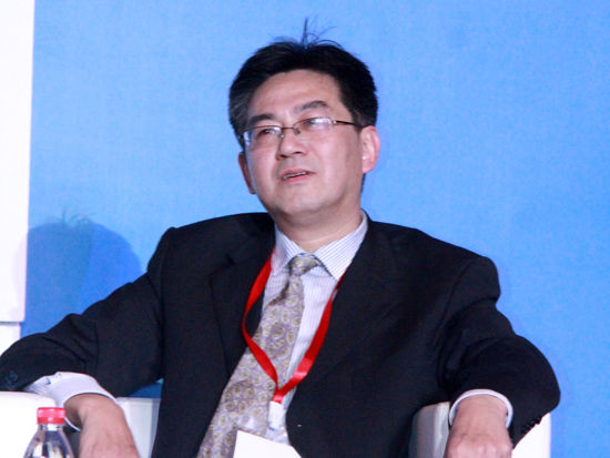 由中国国际友好联络会主办，《财经》杂志承办的“三亚·财经国际论坛”于2014年12月12日-14日在海南省三亚市召开。主题为：新经济 新平衡。上图为《无主货币：2014年中国数字货币研究报告》作者沙钱。 (图片来源：新浪财经 刘海伟 摄)