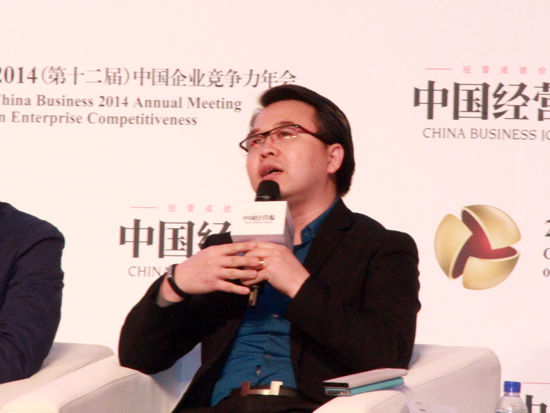 由中国经营报社和中国社会科学院工业经济研究所联合主办的“2014中国企业竞争力年会”于12月月18日举行。主题为“梦想下的新征程”。上图为微创新研究中心创始人、互联网创新教练、小米顾问金错刀。（图片来源：新浪财经 刘海伟 摄）