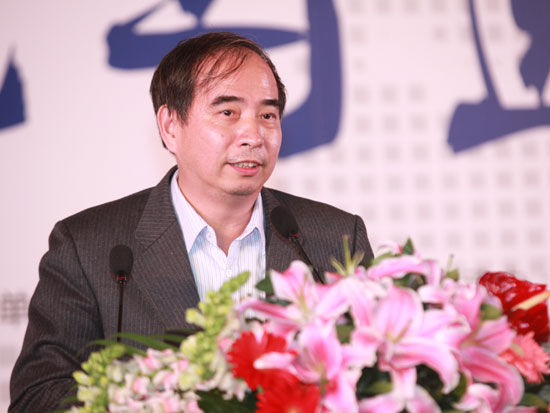 由商界传媒主办的“2014(第十届)最佳商业模式中国峰会”于12月18日在北京举办。上图为日日顺RRS.com公司CEO胡兴民。(图片来源：新浪财经 梁斌 摄)