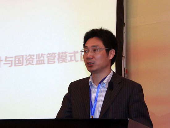 由国务院国资委新闻中心主办的首届国企改革发展前沿论坛于2014年12月27日-28日在广州举行，此次论坛主题为“国际视野下的中国国有企业：新常态、新方向、新责任”。 上图为中国经济出版社副社长、《国资报告》杂志社社长毛增余。（图片来源：新浪财经 刘海伟 摄）