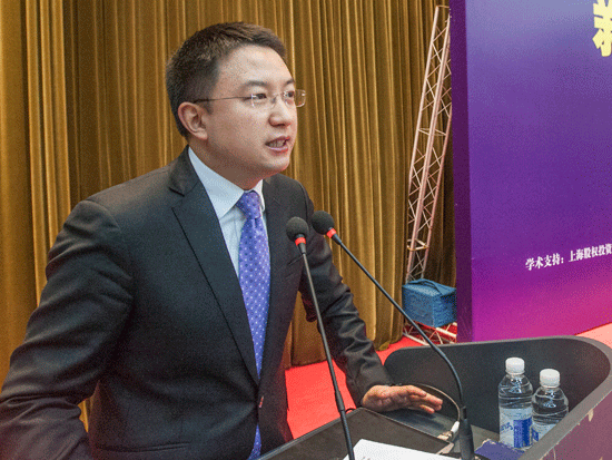 由解放日报、上海国有资本运营研究院以及上海市经济管理干部学院共同举办的2014上海国资高峰论坛于12月19日在上海举办。论坛主题：新常态 新跨越。上图为第一财经电视主持人黄伟。（图片来源：新浪财经）