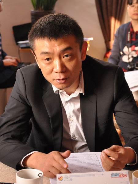 金融极客汇第三期沙龙——“大数据”时代的供应链金融于2015年1月10日在北京召开。上图为民生金融租赁总裁助理罗明焱。(图片来源：新浪财经)