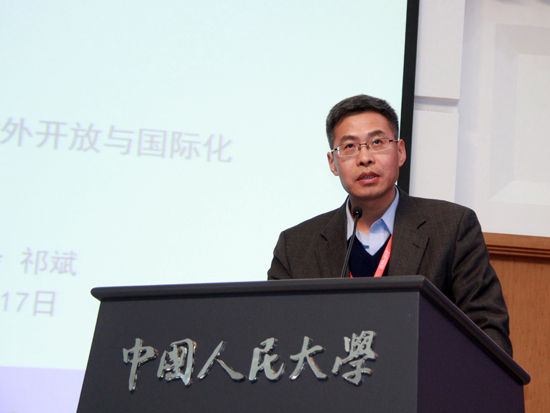 由中国人民大学金融与证券研究所、华融证券股份有限公司、《中国证券报》社主办的“第十九届（2015年度）中国资本市场论坛”于1月17日在中国人民大学召开。主题为“中国资本市场：开放与国际化”。上图为中国证监会国际合作部主任祁斌。(图片来源：新浪财经 刘海伟 摄)
