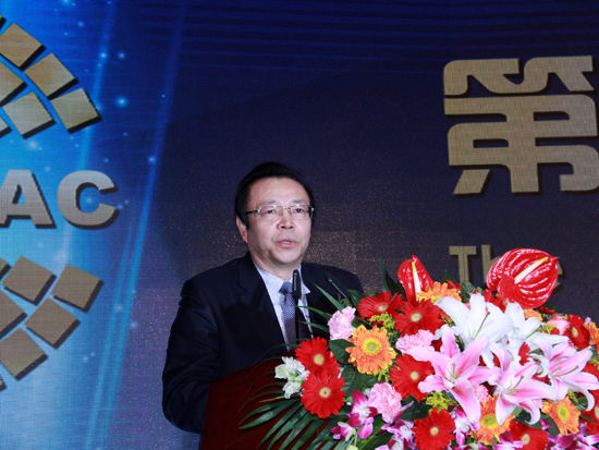 由新华社《经济参考报》、新华网和《财经国家周刊》共同主办的“第二届中国财经领袖年会暨2014中国财经年度人物推介活动”于2015年1月18日在北京饭店召开。上图为中国华融资产管理股份有限公司董事长赖小民。(图片来源：新浪财经 刘海伟 摄)