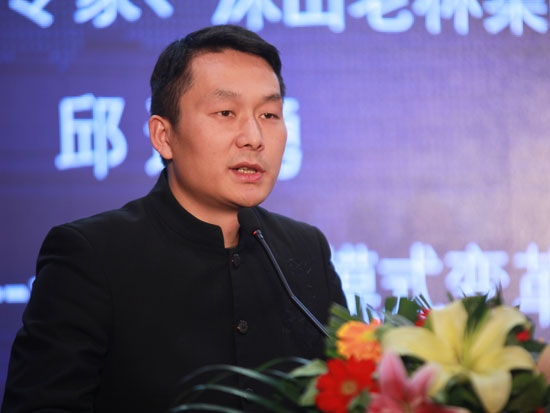 “全国企业品牌评价发布会暨第二届中国企业五星品牌论坛”于2015年1月18日在北京召开。上图为网络新经济研究专家邱道勇。(图片来源：新浪财经 梁斌 摄)