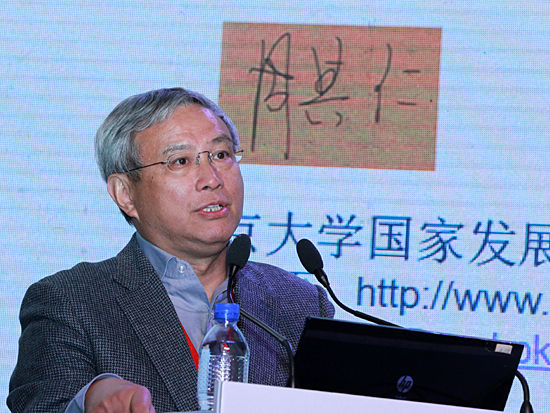 “亚布力中国企业家论坛第十五届年会”于2015年2月28日-3月2日在黑龙江亚布力召开。上图为北京大学国家发展研究院教授周其仁。 (图片来源：新浪财经 刘海伟 摄)
