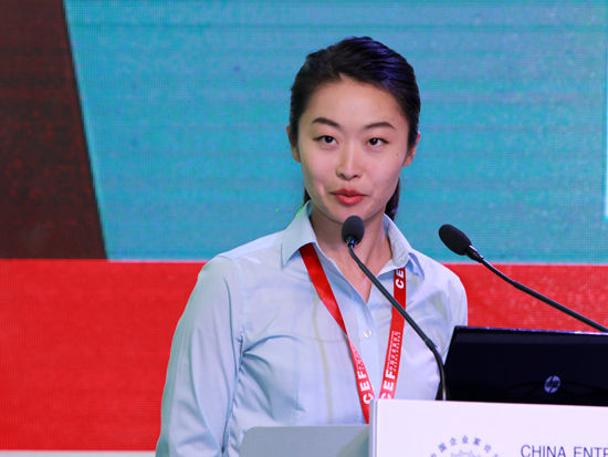 “亚布力中国企业家论坛第十五届年会”于2015年2月28日-3月2日在黑龙江亚布力召开。上图为美丽中国高级募资经理王尔晴。(图片来源：新浪财经 刘海伟 摄)