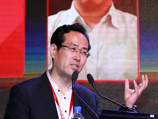 “亚布力中国企业家论坛第十五届年会”于2015年2月28日-3月2日在黑龙江亚布力召开。上图为原央视著名主持人、行知探索文化集团董事长曲向东。(图片来源：新浪财经 刘海伟 摄)