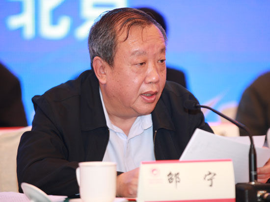 “2015年全国企业管理创新大会”于3月28日在北京召开。上图为全国人大财经委副主任、全国企业管理现代化创新成果审定委员会主任邵宁。(图片来源：新浪财经 梁斌 摄)