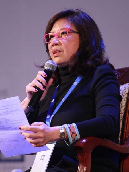 由中山大学岭南学院和财新传媒共同主办的“第四届岭南论坛”于2015年3月29日在广州举行。上图为溢达集团董事长杨敏德。(图片来源：新浪财经 梁斌 摄)