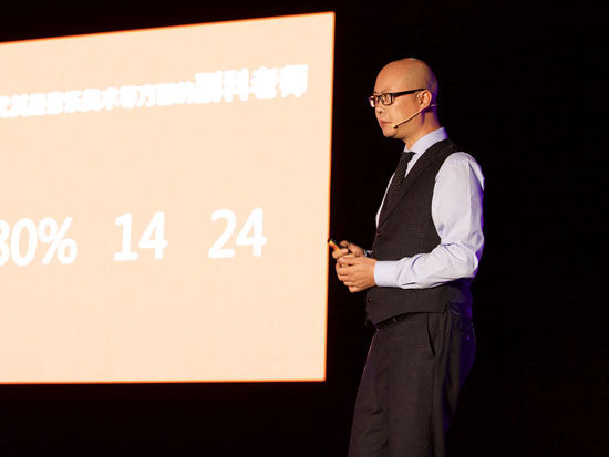 “CC讲坛(第六期)”于2015年3月28日在北京举行。上图为父母心公益基金、“烛光行动─乡村资教计划”总发起人于奇文。(图片来源：新浪财经)