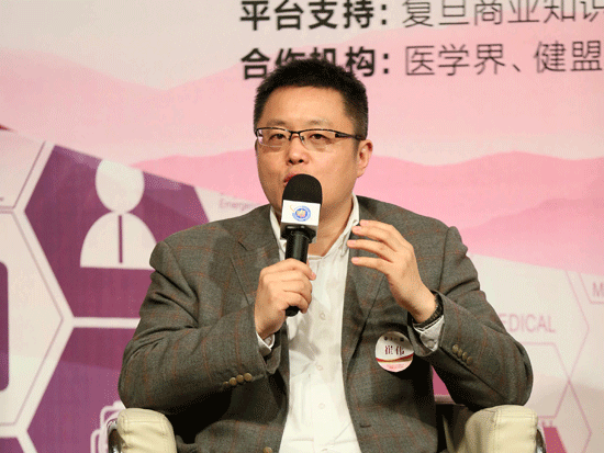 由复旦大学管理学院联合财新传媒共同主办的“复旦EMBA互联网医疗与健康产业高峰论坛”于2015年3月28日在上海举办。京东医药CEO崔伟出席并致辞。（图片来源：新浪财经）