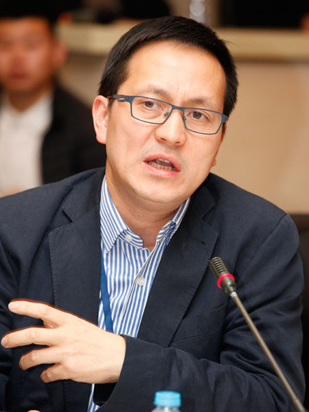 “第二届复旦大学——新加坡管理大学国际论坛”于2015年4月10日在复旦大学举行。上图为梦想天地企业孵化器创始人、首席执行官鲁育宗。(图片来源：新浪财经)