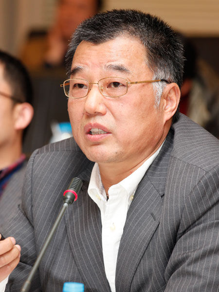 “第二届复旦大学——新加坡管理大学国际论坛”于2015年4月10日在复旦大学举行。上图为复旦大学经济学院教授、复旦复华科技股份有限公司董事长张陆洋。(图片来源：新浪财经)