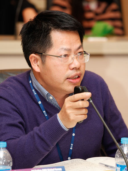 “第二届复旦大学——新加坡管理大学国际论坛”于2015年4月10日在复旦大学举行。上图为上海财经大学中国产业发展研究院副院长刘志阳。(图片来源：新浪财经)