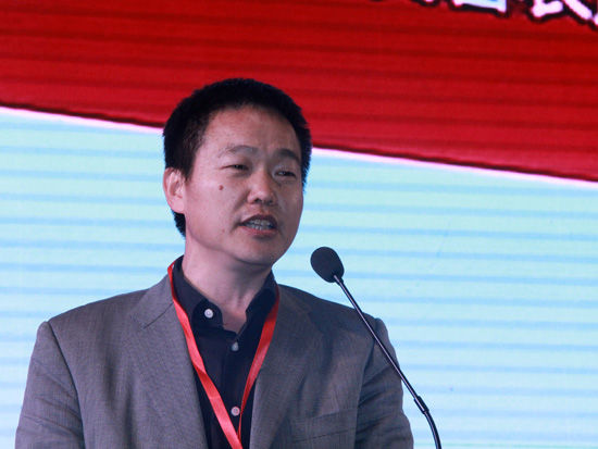 由浙江省人民政府主办，中国服务贸易协会电子商务委员会、中国电子商务产业联盟、义乌市人民政府联合承办的2015中国(义乌)世界电子商务大会于4月12-13日举行。上图为贡天下董事长张和平。（图片来源：新浪财经 刘海伟 摄）