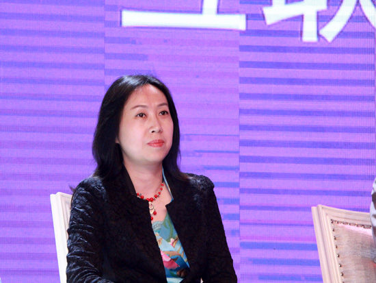 由中国企业家杂志社主办的“2015(第七届)中国商界木兰年会”于2015年4月16日在北京举行。本次年会的主题为“紫色觉醒”。上图为北京嘉和一品企业管理有限公司董事长刘京京。 (图片来源：新浪财经 刘海伟 摄)