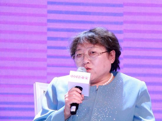 由中国企业家杂志社主办的“2015(第七届)中国商界木兰年会”于2015年4月16日在北京举行。本次年会的主题为“紫色觉醒”。上图为著名社会学家李银河。(图片来源：新浪财经 刘海伟 摄)