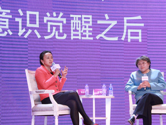 由中国企业家杂志社主办的“2015(第七届)中国商界木兰年会”于2015年4月16日在北京举行。本次年会的主题为“紫色觉醒”。(新浪财经 刘海伟 摄)