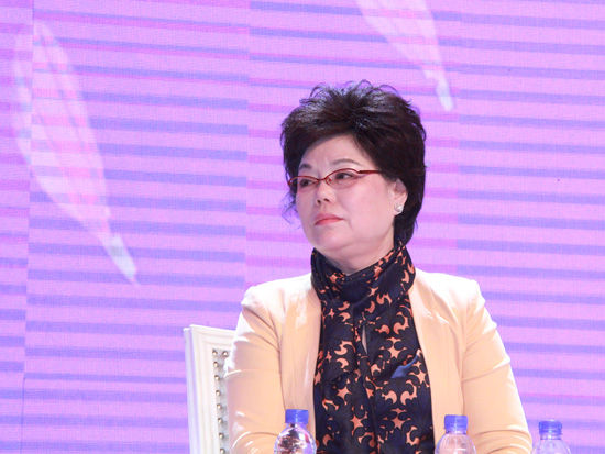 由中国企业家杂志社主办的“2015(第七届)中国商界木兰年会”于2015年4月16日在北京举行。本次年会的主题为“紫色觉醒”。上图为江西煌上煌集团食品股份有限公司董事长徐桂芬。(图片来源：新浪财经 刘海伟 摄)