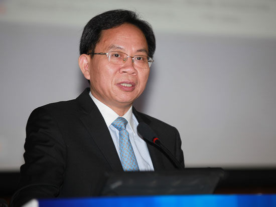 “2015中国城镇化高层国际论坛”于4月17日-19日在上海举行。上图为民生证券首席经济学家邱晓华。(图片来源：新浪财经 梁斌 摄)