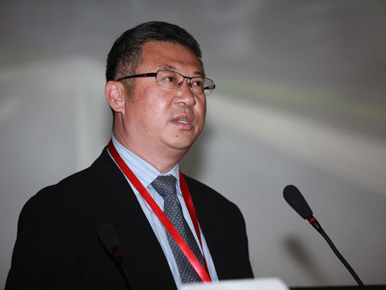 “2015中国城镇化高层国际论坛”于4月17日-19日在上海举行。上图为华夏航空董事长胡晓军。(图片来源：新浪财经 梁斌 摄)