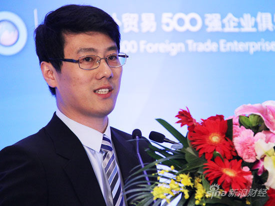 “中国进出口企业年会2015暨中国对外贸易500强俱乐部年会”于4月26日至27日在北京举办。上图为莫萨克冯赛卡律师行亚太区副总裁兼中国区总经理巩恩光。(图片来源：新浪财经 梁斌 摄)