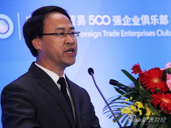 “中国进出口企业年会2015暨中国对外贸易500强俱乐部年会”于4月26日至27日在北京举办。上图为国家税务总局国际税务司司长廖体忠。(图片来源：新浪财经 梁斌 摄)